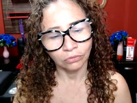 Ik ben een sexy, ondeugende, perverse Latijns-Amerikaanse vrouw. Ik vind het heerlijk om je voor me te zien masturberen. Ik hou van gevaar, het verboden prikkelt me, rollenspellen maken me gek, en taboes.