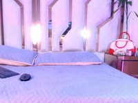 No soy una fantasía común... Soy una mujer que rompe todas tus reglas. Mirarme es fácil… resistirse a mí, no tanto. Elegante, peligrosa y con una sorpresa que puede cambiar todo lo que creías saber sobre el deseo. No juego a medias… Me gusta provocar, dominar y llevarte justo al límite donde comienza lo prohibido. Si buscas algo seguro, sigue tu camino… pero si te atreves a explorar algo diferente, ven y descúbreme.