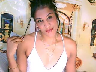 naked camgirl masturbating with vibrator AzzyGreene