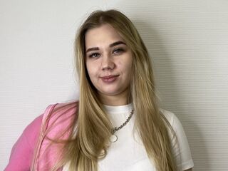 hot cam girl fingering shaved pussy CathernLoven