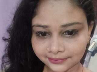 camslut masturbating CurvySoniya