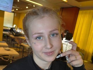 topless girl EmelinaKrider