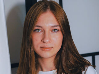 girl fingering bald pussy JaniceHumprey