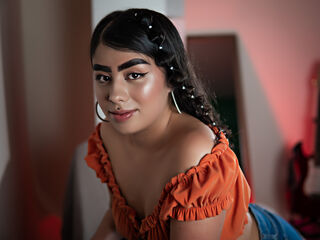 cam girl playing with vibrator JuliieLopez