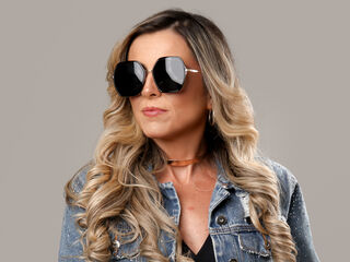 nude webcam KiaraMoraes