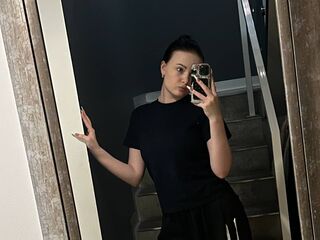 naked camgirl masturbating with vibrator KiraBentley
