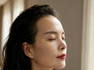 cam girl playing with vibrator LIliChang
