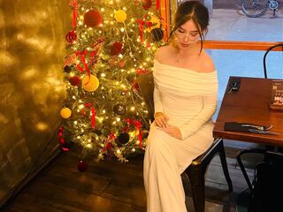 cam girl playing with vibrator LiahCarson