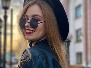 naked cam girl masturbating with dildo MaiaOshman