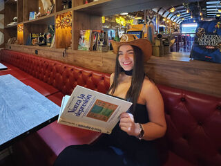 camgirl playing with vibrator MelanyCol