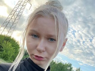 hot cam girl fingering shaved pussy MelbaKines