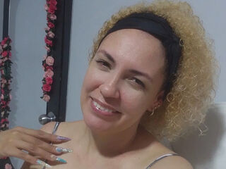 camgirl masturbating with dildo MireyaVidal