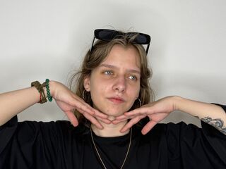 camslut showing tits PatrinaJeronimo