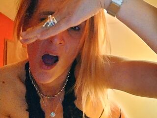 camgirl playing with sex toy SandraLive