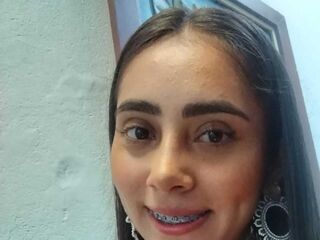 girl fingering shaved pussy ScarlettMiller