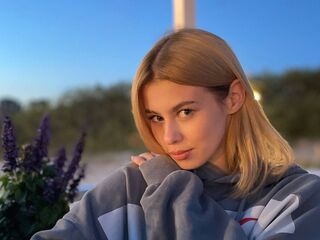 naked camgirl masturbating with vibrator ShyElisaa