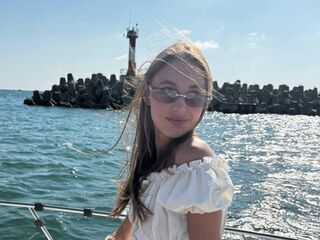 camwhore fingering shaved pussy YaekoBrowers